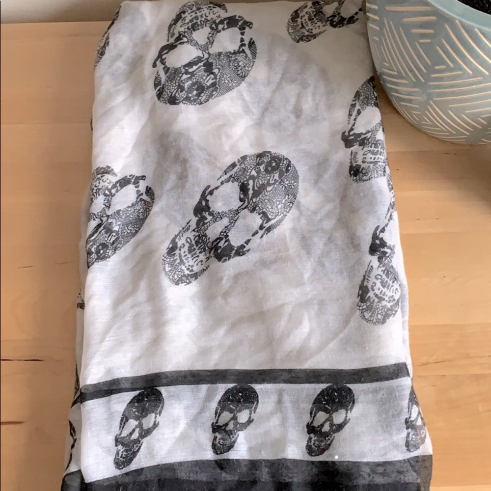 Black and White skull shall/scarf